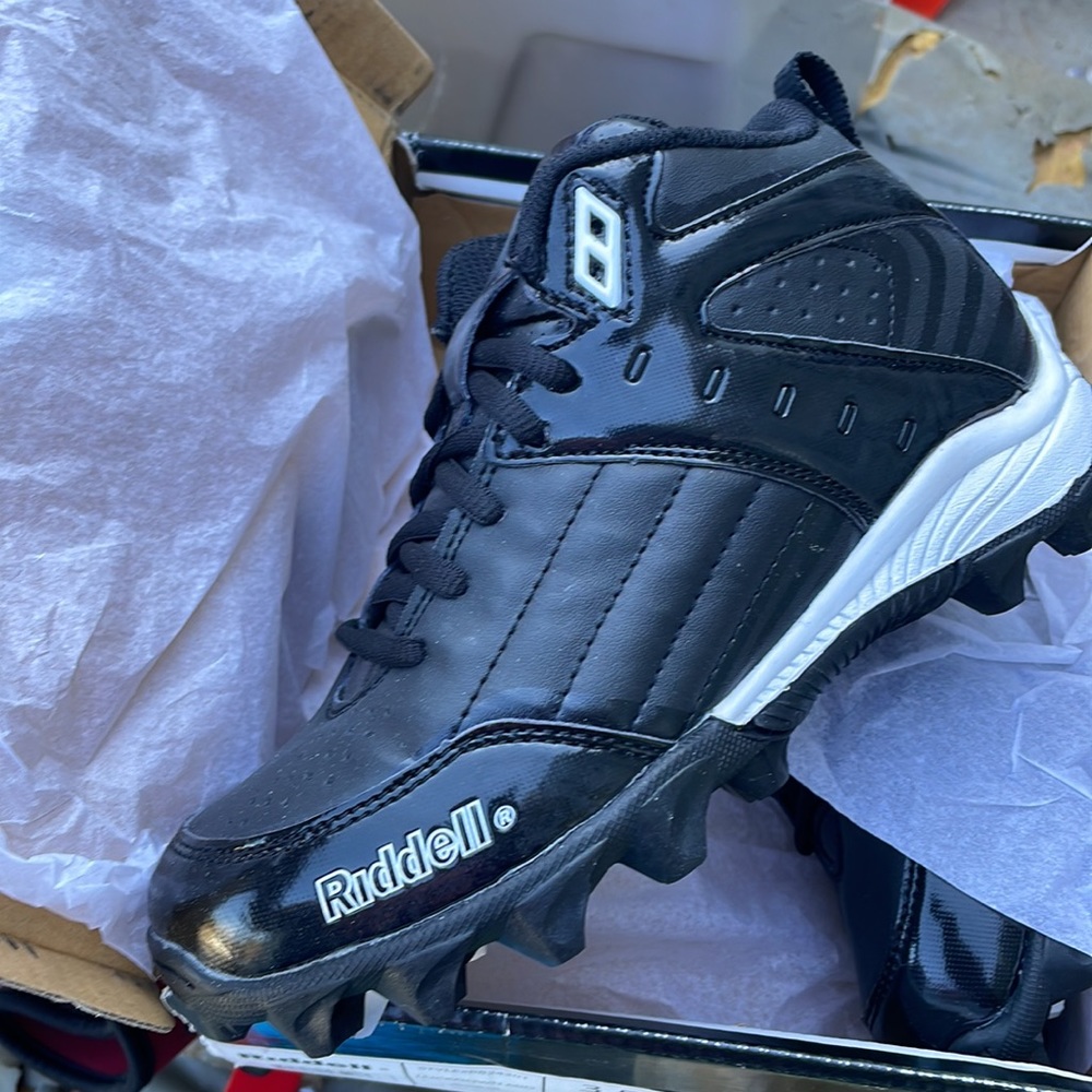 Riddell Lockdown Mid Football cleats size 3.5 BOYS